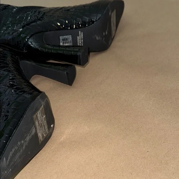 Forever 21 - Black Croc-Embossed Knee-High Boots - Picture 6 of 10